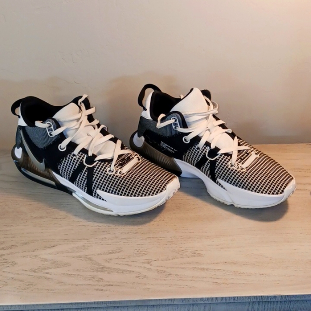 Mens Nike LeBron Witness Vll Basketball Shoes